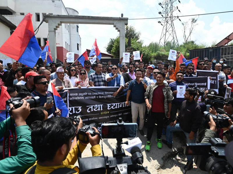 अनियमितताविरुद्ध युवा संघले घेर्‍याे यातायात कार्यालय